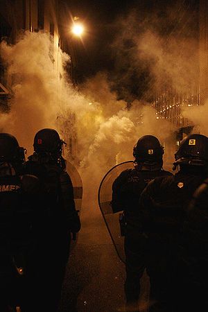 tear gas-teargas 翻譯
